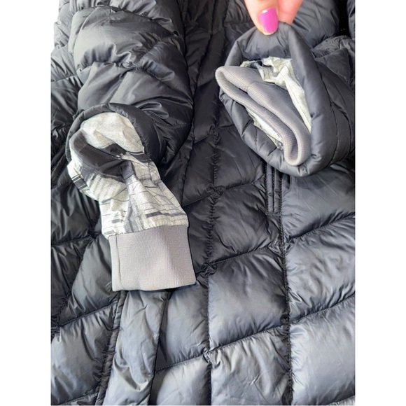 See Clip 🤩 The North Face 700 Down Fill Black  Long Winter Puffer Jacket XS - Picture 11 of 17